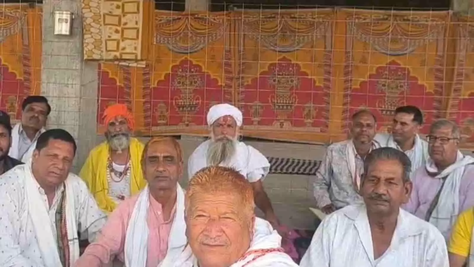 खेडिया के बाग हनुमान मंदिर में महायज्ञ की तैयारी बैठक करते आयोजन समिति के सदस्य और पदाधिकारी। खेडिया के बाग हनुमान मंदिर में महायज्ञ की तैयारी बैठक करते आयोजन समिति के सदस्य और पदाधिकारी।