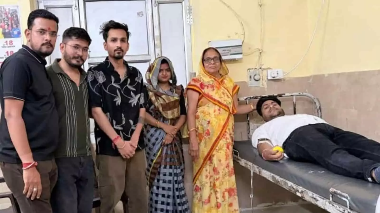 बारां जिला अस्पताल में पिता की पुण्यतिथि पर परिजनों के साथ रक्तदान करते हुए राहुल शर्मा। बारां जिला अस्पताल में पिता की पुण्यतिथि पर परिजनों के साथ रक्तदान करते हुए राहुल शर्मा।