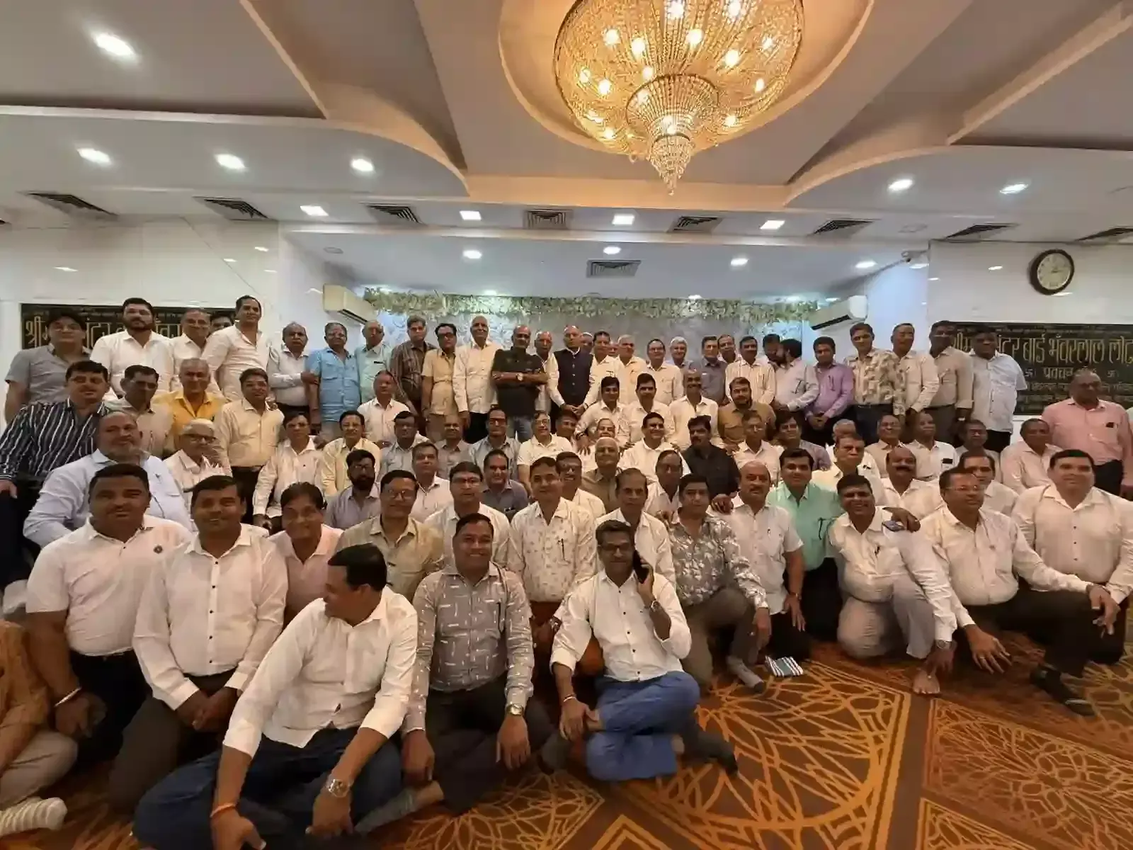 मुंबई के गोरेगांव में मेवाड़ भवन की साधारण सभा बैठक में उपस्थित जैन श्रावक संघ के पदाधिकारी और सदस्य भविष्य की चुनाव प्रणाली पर चर्चा करते हुए। मुंबई के गोरेगांव में मेवाड़ भवन की साधारण सभा बैठक में उपस्थित जैन श्रावक संघ के पदाधिकारी और सदस्य भविष्य की चुनाव प्रणाली पर चर्चा करते हुए।