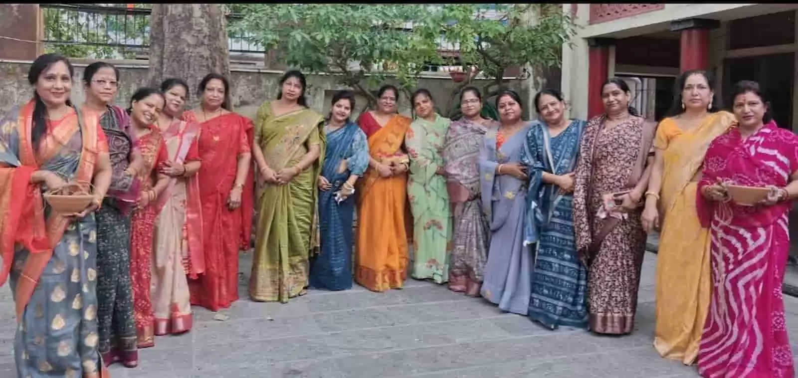 सत्संग भवन मंदिर प्रांगण में अखिल भारतीय अग्रवाल सम्मेलन की महिला सदस्याएं सामूहिक चित्र के लिए खड़ी हैं। सत्संग भवन मंदिर प्रांगण में अखिल भारतीय अग्रवाल सम्मेलन की महिला सदस्याएं सामूहिक चित्र के लिए खड़ी हैं।