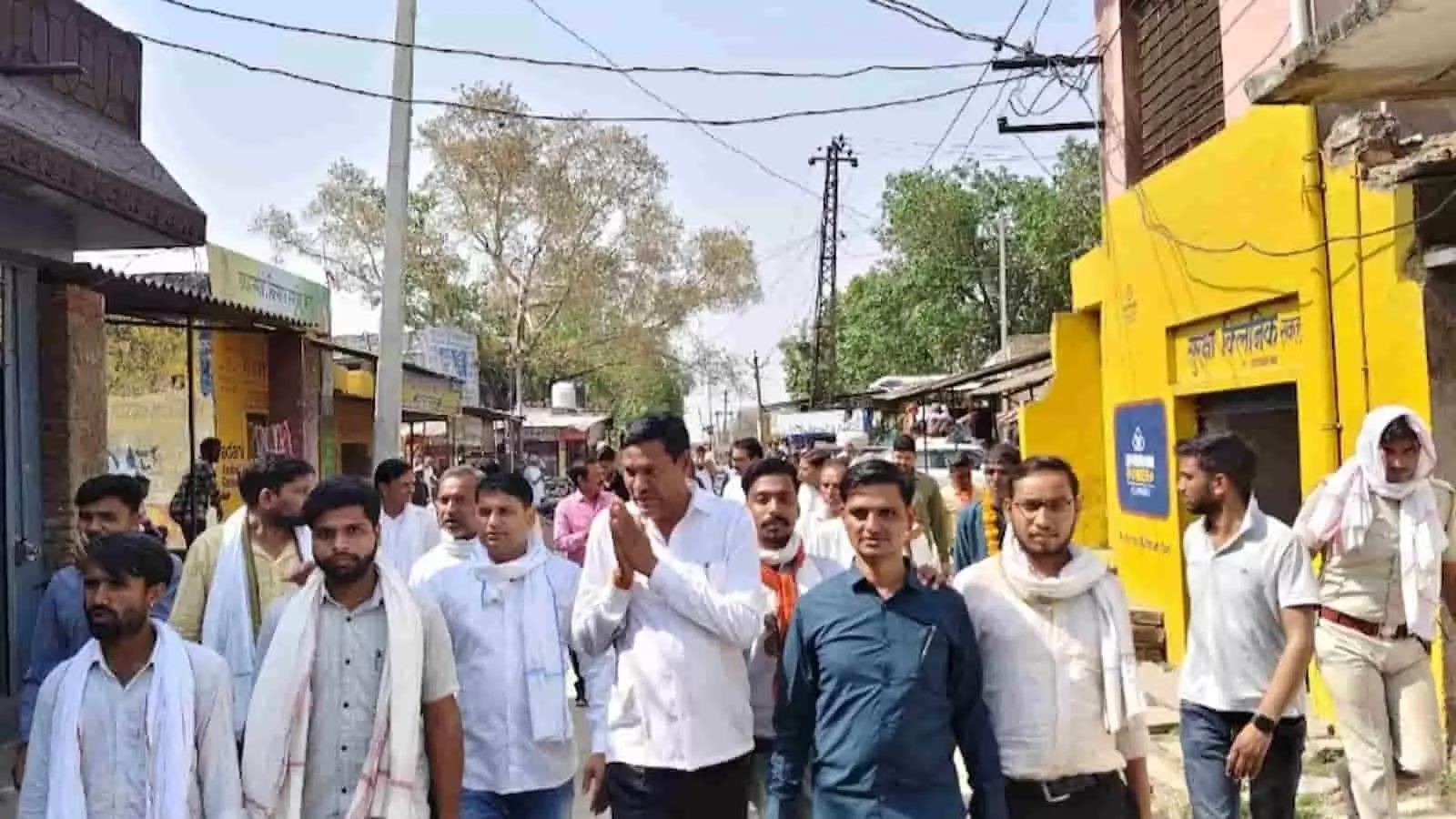 बारां के गऊघाट मंडल में जनसंवाद के दौरान ग्रामीणों के बीच पैदल चलते विधायक राधेश्याम बेरवा और समर्थक। बारां के गऊघाट मंडल में जनसंवाद के दौरान ग्रामीणों के बीच पैदल चलते विधायक राधेश्याम बेरवा और समर्थक।