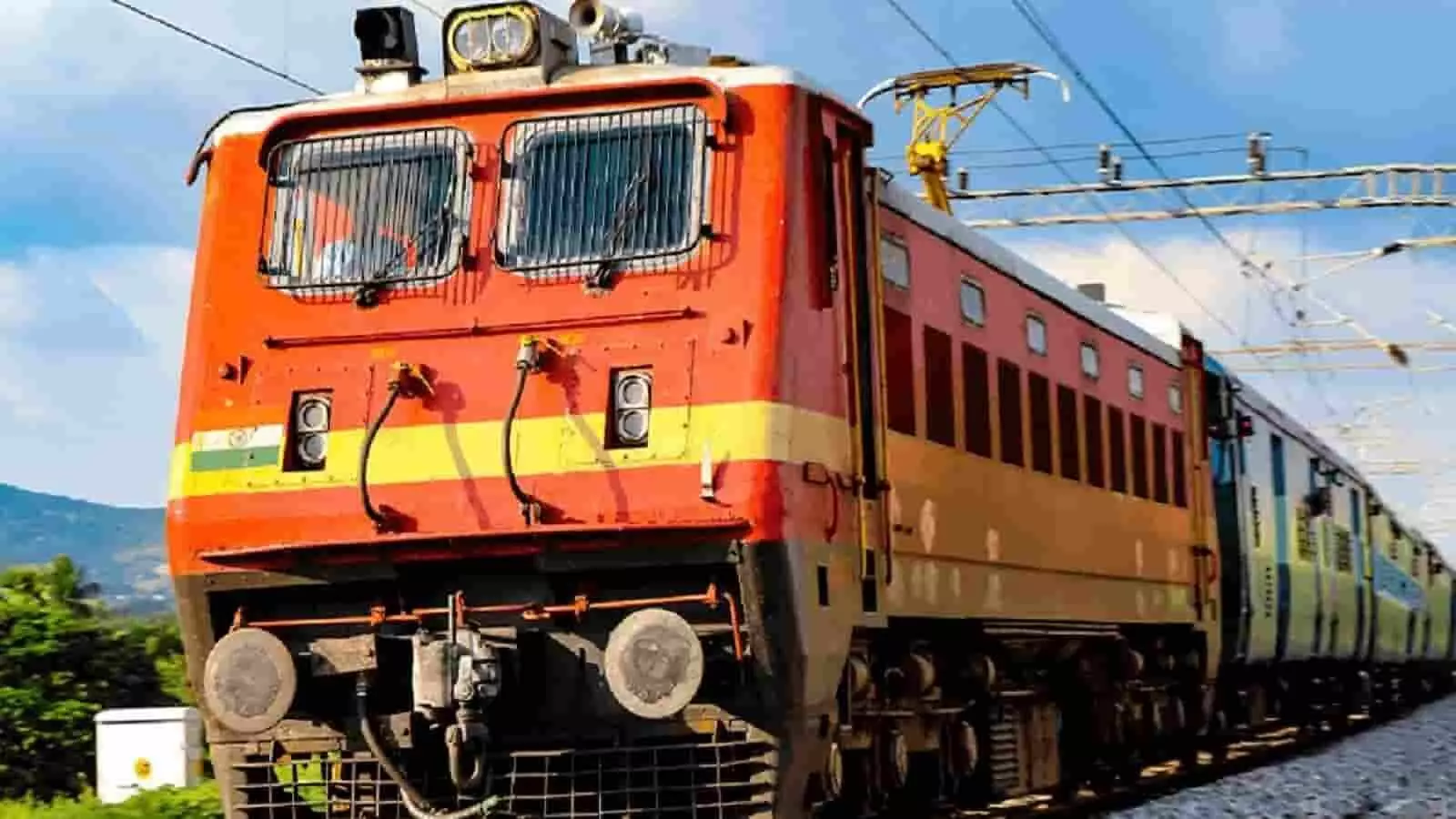 रेल पटरी पर दौड़ता हुआ लाल रंग का भारतीय रेलवे का इलेक्ट्रिक लोकोमोटिव इंजन। रेल पटरी पर दौड़ता हुआ लाल रंग का भारतीय रेलवे का इलेक्ट्रिक लोकोमोटिव इंजन।