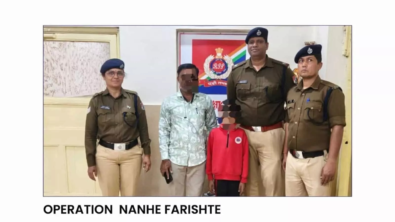 रेलवे सुरक्षा बल के तीन वर्दीधारी जवान एक बच्चे और नागरिक के साथ खड़े हैं रेलवे सुरक्षा बल के तीन वर्दीधारी जवान एक बच्चे और नागरिक के साथ खड़े हैं
