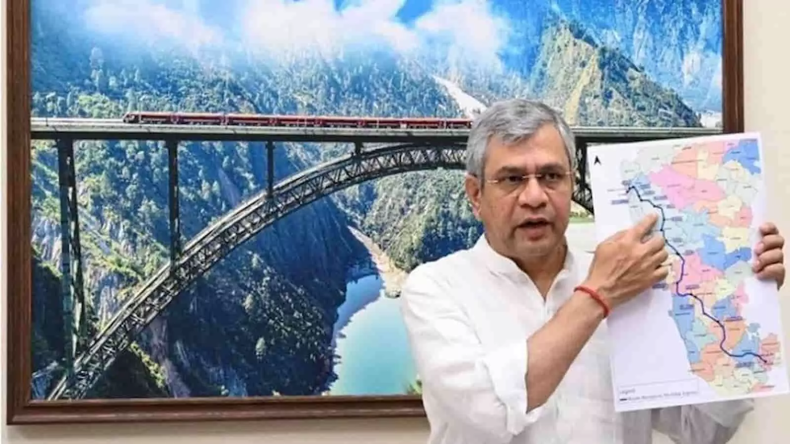 रेलवे मानचित्र दिखाते हुए केंद्रीय रेल मंत्री अश्विनी वैष्णव नई दिल्ली में बेंगलुरु-मुंबई ट्रेन शुभारंभ कार्यक्रम में। रेलवे मानचित्र दिखाते हुए केंद्रीय रेल मंत्री अश्विनी वैष्णव नई दिल्ली में बेंगलुरु-मुंबई ट्रेन शुभारंभ कार्यक्रम में।