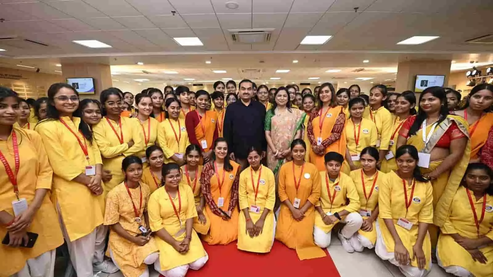 मस्तीचक में आयोजित नेत्र चिकित्सा मिशन कार्यक्रम के दौरान गौतम अदाणी और डॉ. प्रीति अदाणी छात्राओं के साथ खड़े हैं।