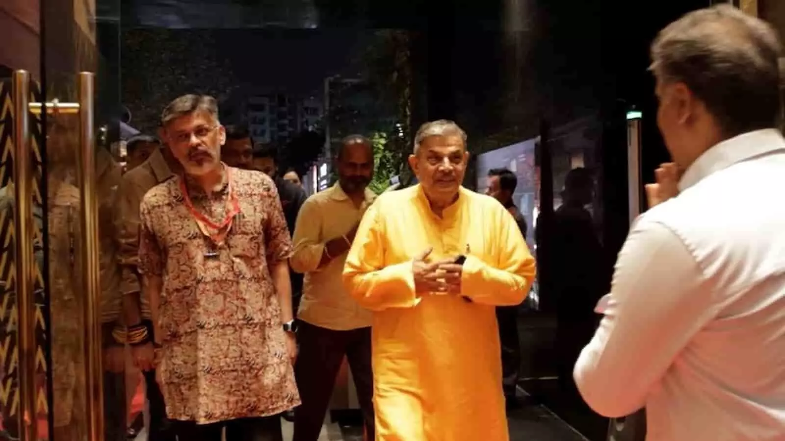 फिल्म स्क्रीनिंग कार्यक्रम के दौरान आरएसएस नेता दत्तात्रेय होसबाले अन्य लोगों के साथ बातचीत करते हुए। फिल्म स्क्रीनिंग कार्यक्रम के दौरान आरएसएस नेता दत्तात्रेय होसबाले अन्य लोगों के साथ बातचीत करते हुए।