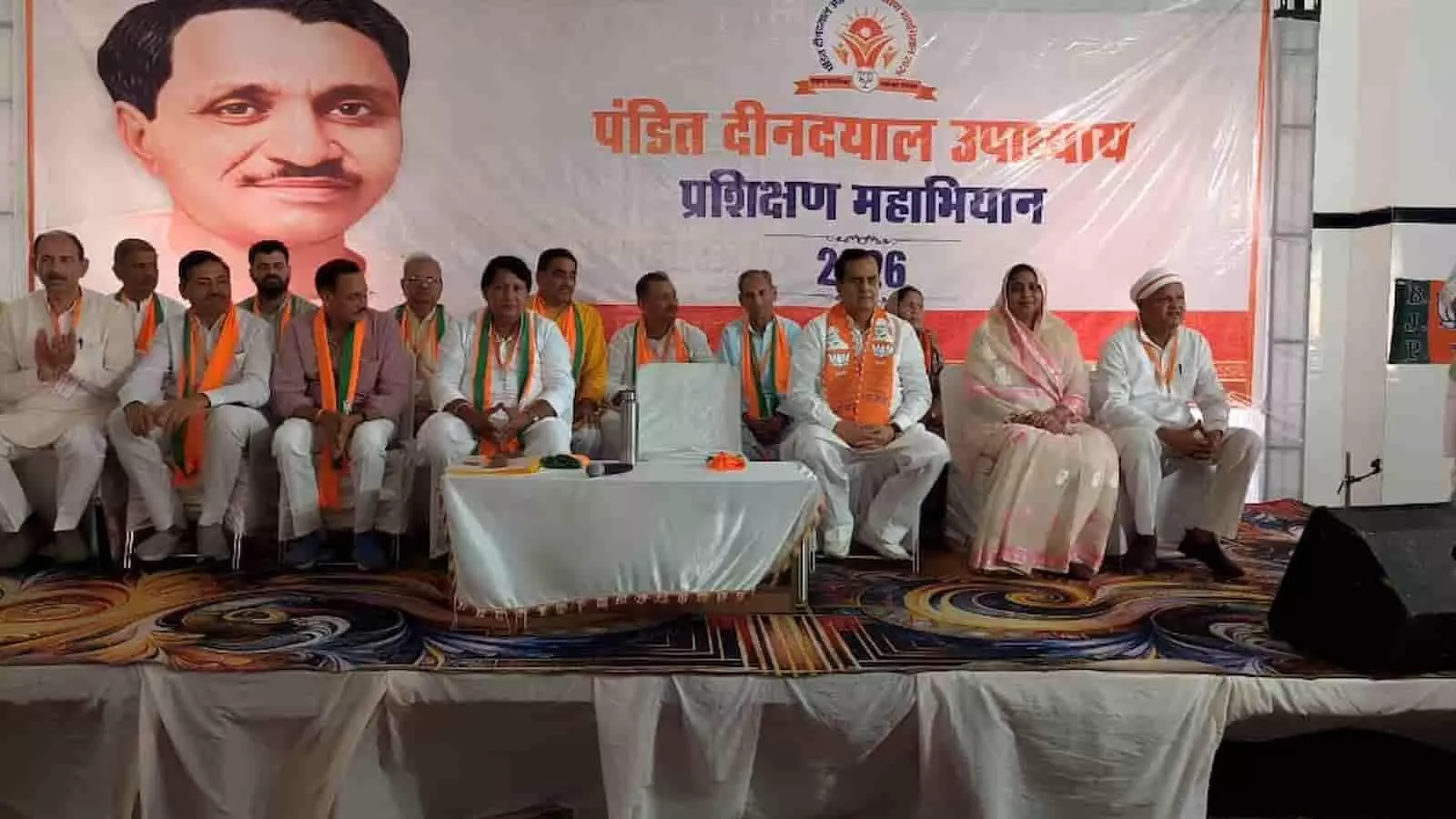 सवाई माधोपुर के बौली में भाजपा प्रशिक्षण शिविर के मंच पर बैठे प्रदेश अध्यक्ष मदन राठौड़ और अन्य नेता। सवाई माधोपुर के बौली में भाजपा प्रशिक्षण शिविर के मंच पर बैठे प्रदेश अध्यक्ष मदन राठौड़ और अन्य नेता।