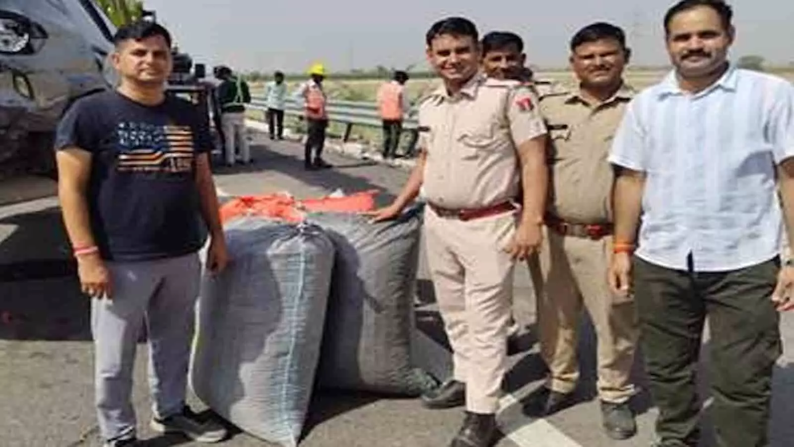सवाई माधोपुर में पुलिसकर्मी एक्सप्रेस-वे पर कार से बरामद डोडा चूरा के कट्टों के पास खड़े हैं। सवाई माधोपुर में पुलिसकर्मी एक्सप्रेस-वे पर कार से बरामद डोडा चूरा के कट्टों के पास खड़े हैं।
