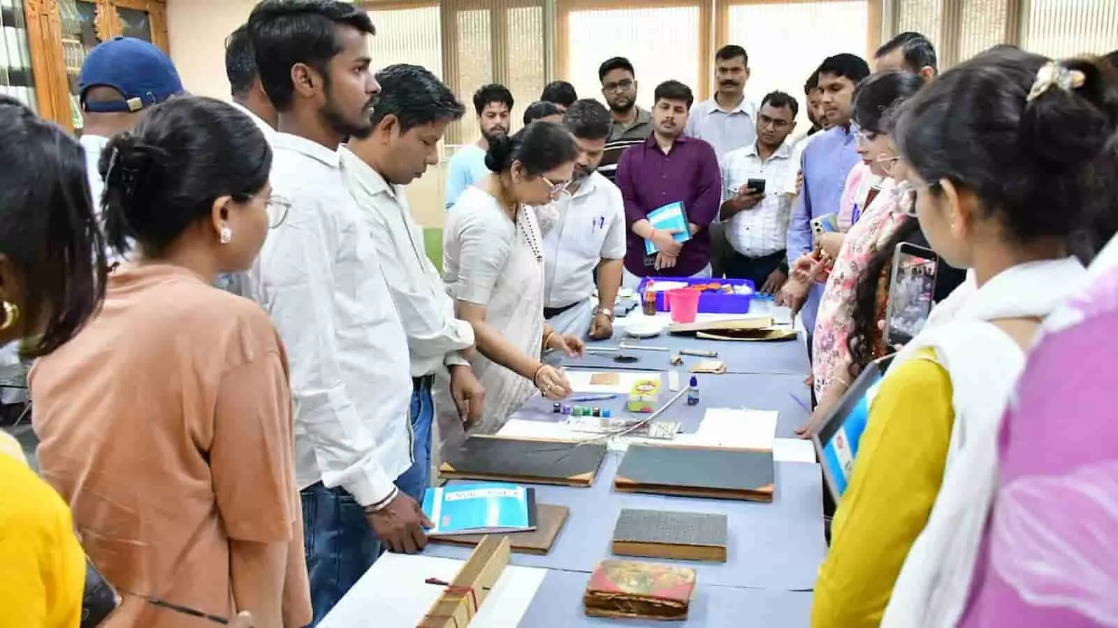 हरिद्वार में ऐतिहासिक पांडुलिपियों के वैज्ञानिक संरक्षण और रख-रखाव का प्रशिक्षण लेते प्रतिभागी। हरिद्वार में ऐतिहासिक पांडुलिपियों के वैज्ञानिक संरक्षण और रख-रखाव का प्रशिक्षण लेते प्रतिभागी।