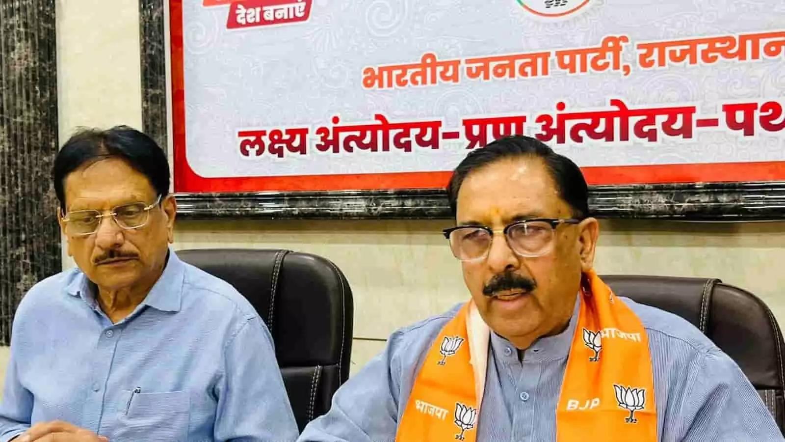 जयपुर में भाजपा कार्यालय के भीतर प्रेस कॉन्फ्रेंस के दौरान मीडिया से बातचीत करते डॉ अरुण चतुर्वेदी और अशोक परनामी।