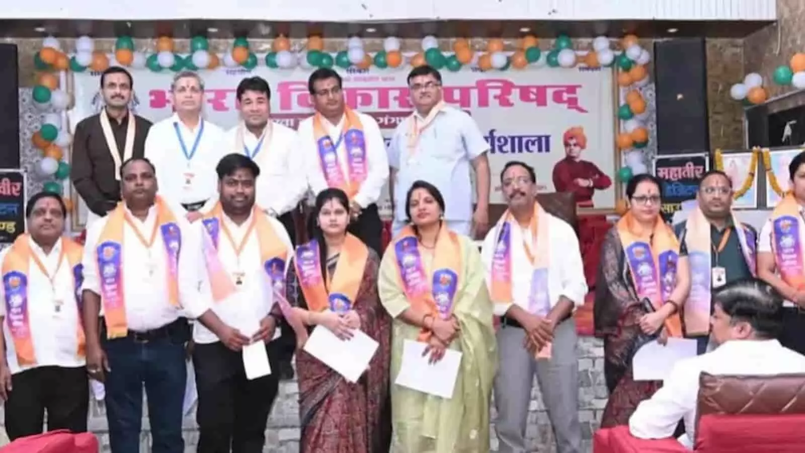 गंगापुर सिटी के भगवती पैलेस में भारत विकास परिषद के नवनियुक्त पदाधिकारी शपथ ग्रहण के बाद समूह चित्र में। गंगापुर सिटी के भगवती पैलेस में भारत विकास परिषद के नवनियुक्त पदाधिकारी शपथ ग्रहण के बाद समूह चित्र में।