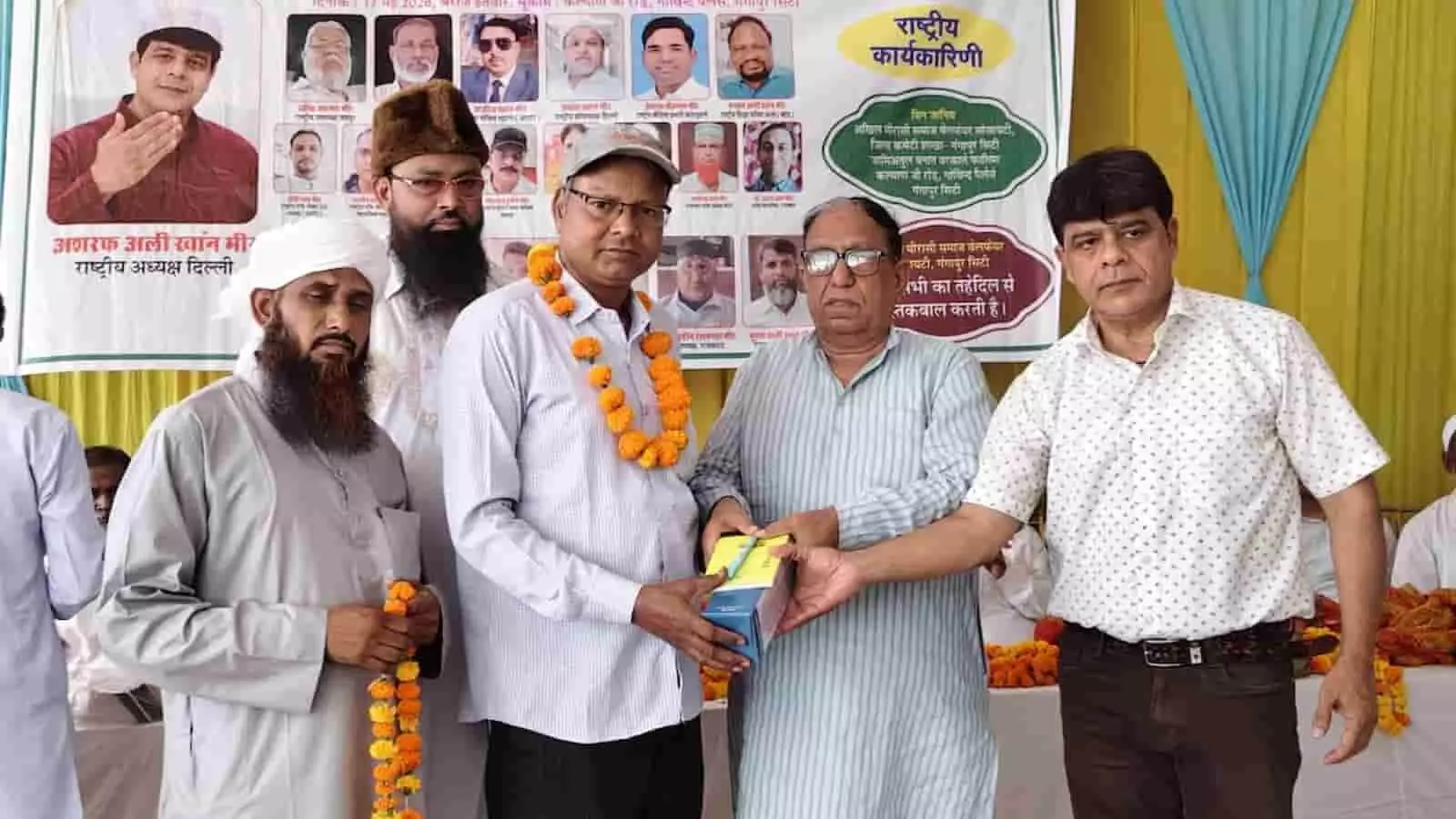 गोविंद पैलेस गंगापुर सिटी में मिरासी समाज के प्रतिभा सम्मान समारोह के दौरान मंच पर चेक भेंट करते अतिथि। गोविंद पैलेस गंगापुर सिटी में मिरासी समाज के प्रतिभा सम्मान समारोह के दौरान मंच पर चेक भेंट करते अतिथि।