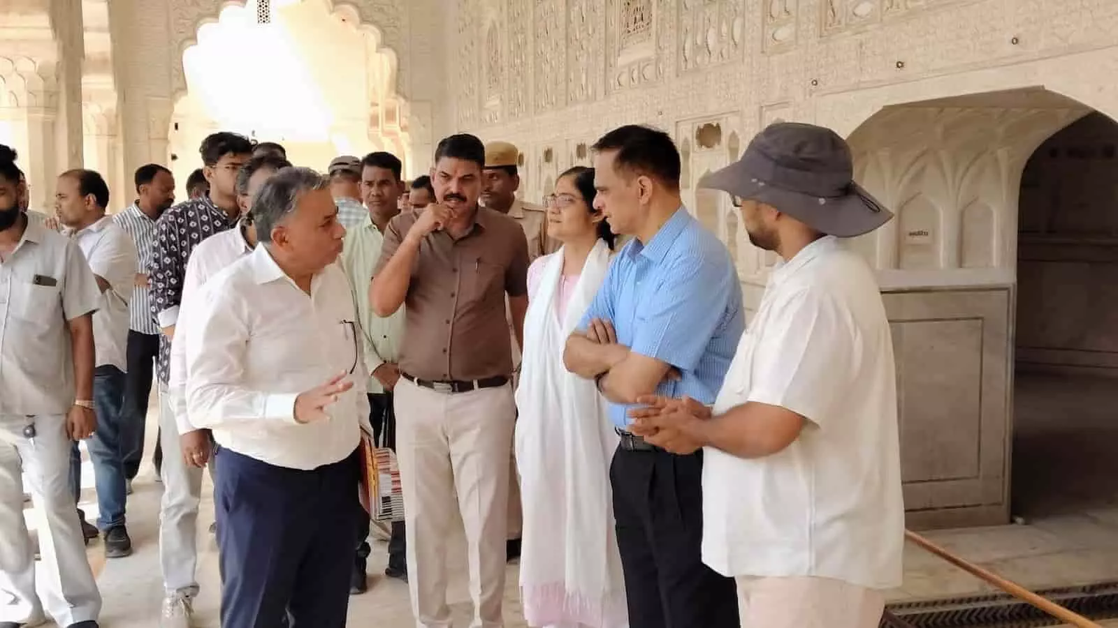 आमेर महल में निरीक्षण के दौरान बातचीत करते मुख्य सचिव और प्रशासनिक अधिकारी। आमेर महल में निरीक्षण के दौरान बातचीत करते मुख्य सचिव और प्रशासनिक अधिकारी।