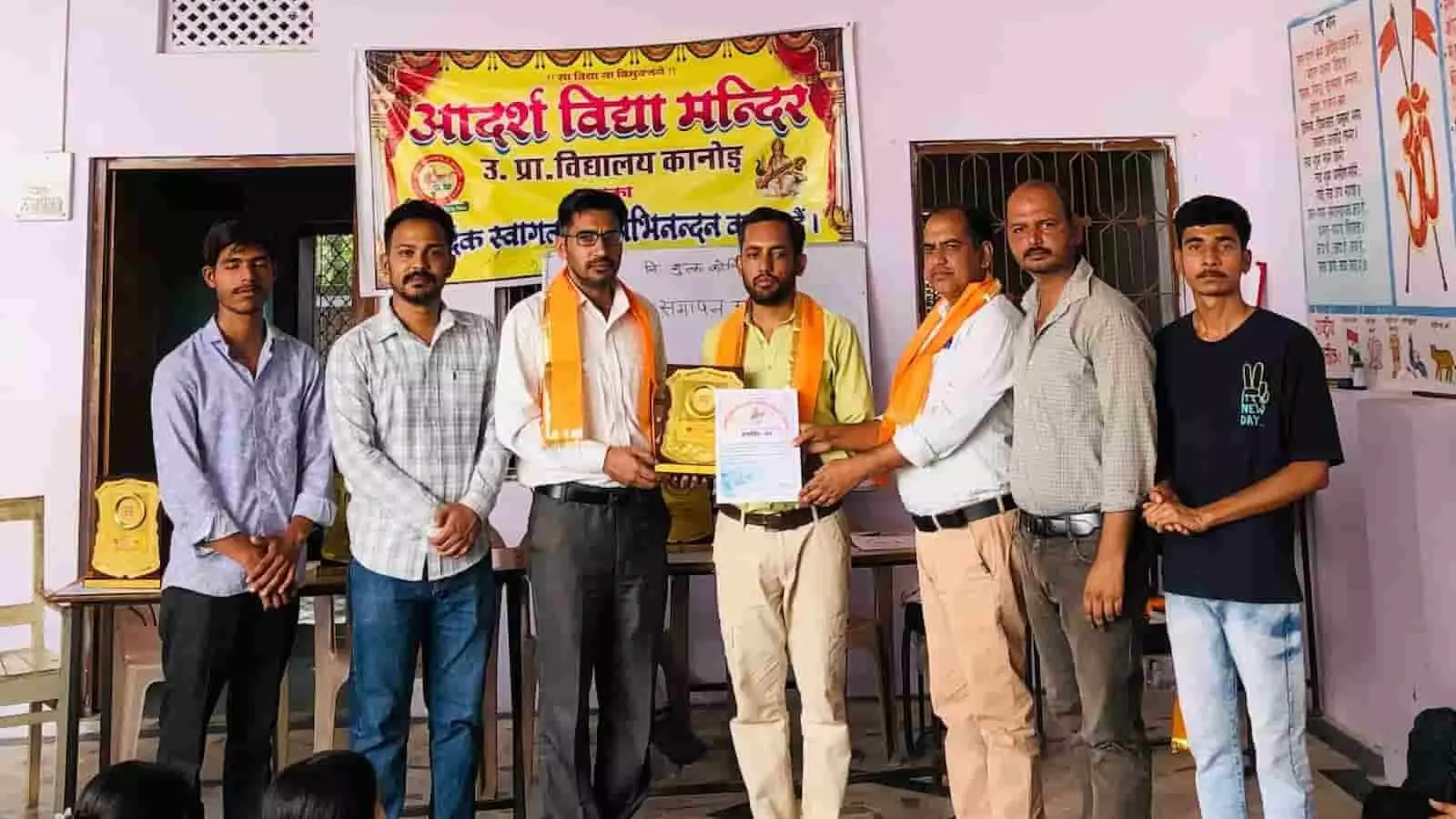 आदर्श विद्या मंदिर कानोड़ में शिक्षकों द्वारा छात्र को प्रमाण पत्र प्रदान करते हुए सम्मान समारोह का दृश्य। आदर्श विद्या मंदिर कानोड़ में शिक्षकों द्वारा छात्र को प्रमाण पत्र प्रदान करते हुए सम्मान समारोह का दृश्य।