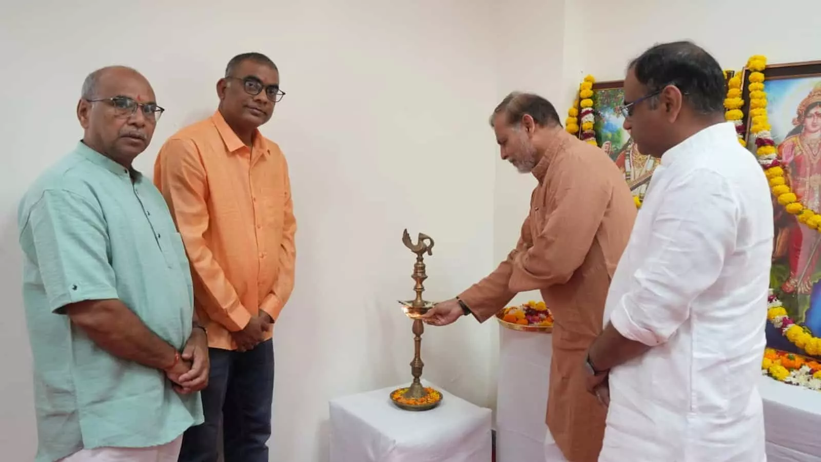 राजस्थान केंद्रीय विश्वविद्यालय में दीप प्रज्वलन कर भारतीय शिक्षण मंडल के परिचायक वर्ग का शुभारंभ करते अतिथि। राजस्थान केंद्रीय विश्वविद्यालय में दीप प्रज्वलन कर भारतीय शिक्षण मंडल के परिचायक वर्ग का शुभारंभ करते अतिथि।