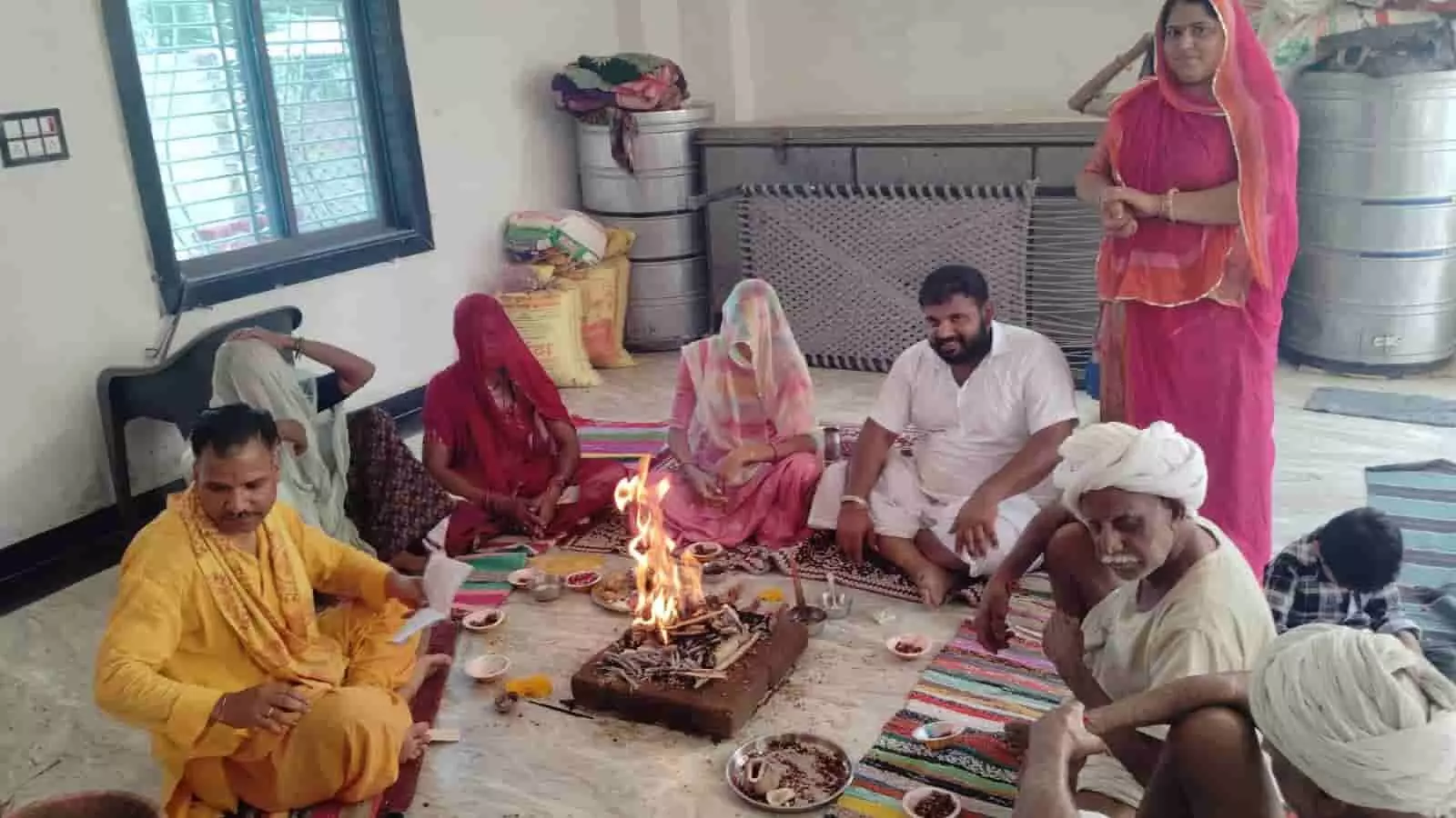 लोपड़ा गांव में वेदी के समीप बैठकर गायत्री यज्ञ और मंत्रोच्चार करते हुए श्रद्धालु और यज्ञाचार्य। लोपड़ा गांव में वेदी के समीप बैठकर गायत्री यज्ञ और मंत्रोच्चार करते हुए श्रद्धालु और यज्ञाचार्य।
