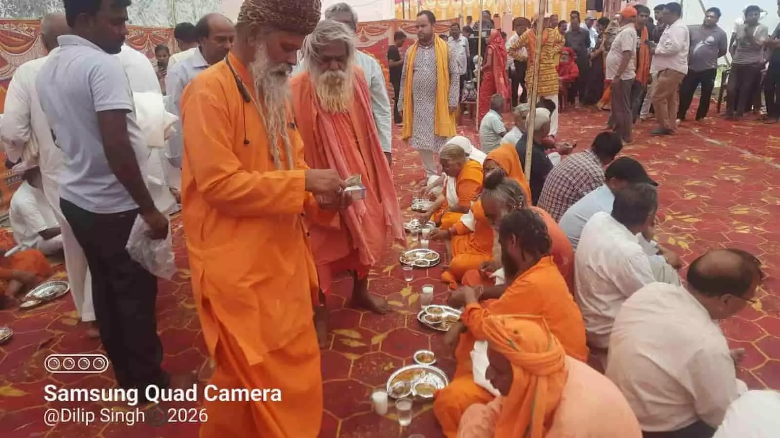 ब्यावर में आयोजित भंडारे में जमीन पर बैठे साधु-संतों को दक्षिणा देते भगवा वस्त्रधारी महंत। ब्यावर में आयोजित भंडारे में जमीन पर बैठे साधु-संतों को दक्षिणा देते भगवा वस्त्रधारी महंत।
