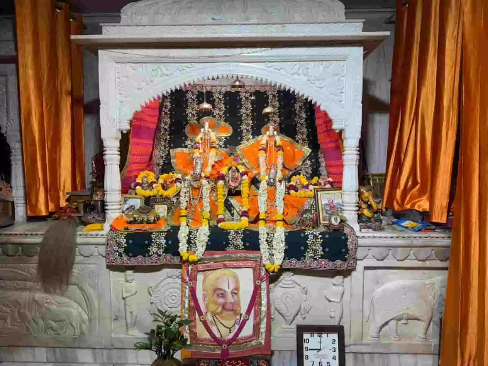 जयपुर के हाथोज धाम मंदिर के गर्भगृह में फूलों और पोषाक से सजी दक्षिण मुखी बालाजी की मूर्तियां। जयपुर के हाथोज धाम मंदिर के गर्भगृह में फूलों और पोषाक से सजी दक्षिण मुखी बालाजी की मूर्तियां।