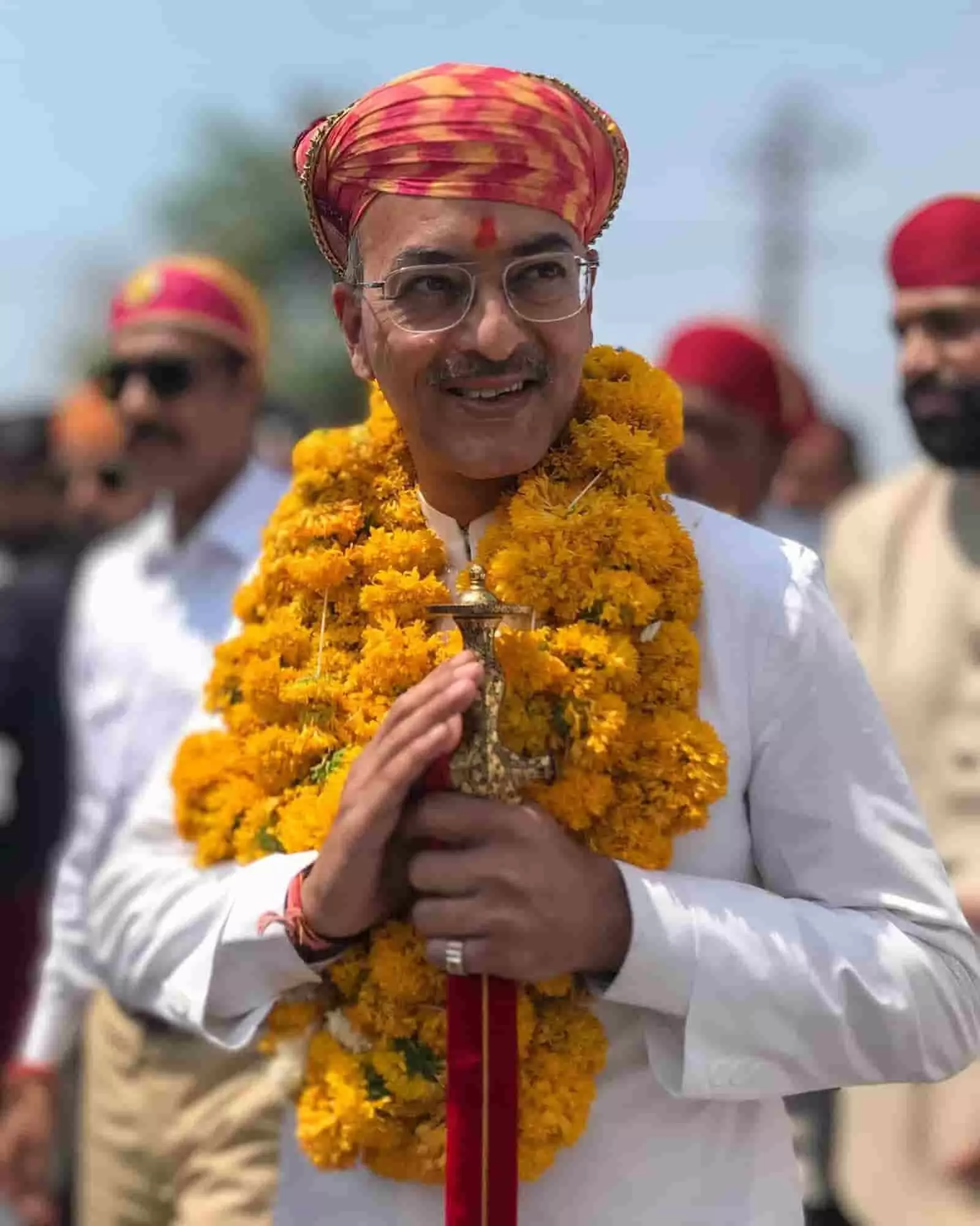 नाथद्वारा के विधायक विश्वराज सिंह मेवाड़ गले में गेंदे के फूलों की माला पहने हुए खड़े हैं। नाथद्वारा के विधायक विश्वराज सिंह मेवाड़ गले में गेंदे के फूलों की माला पहने हुए खड़े हैं।