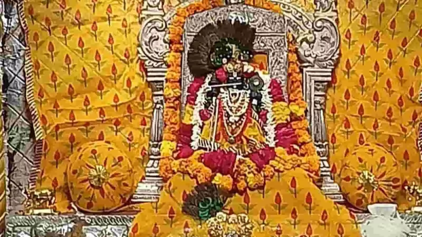 स्वर्ण आभूषणों और पीले वस्त्रों से सजे भगवान द्वारिकाधीश की प्रतिमा मंदिर के गर्भगृह में स्थित है। स्वर्ण आभूषणों और पीले वस्त्रों से सजे भगवान द्वारिकाधीश की प्रतिमा मंदिर के गर्भगृह में स्थित है।