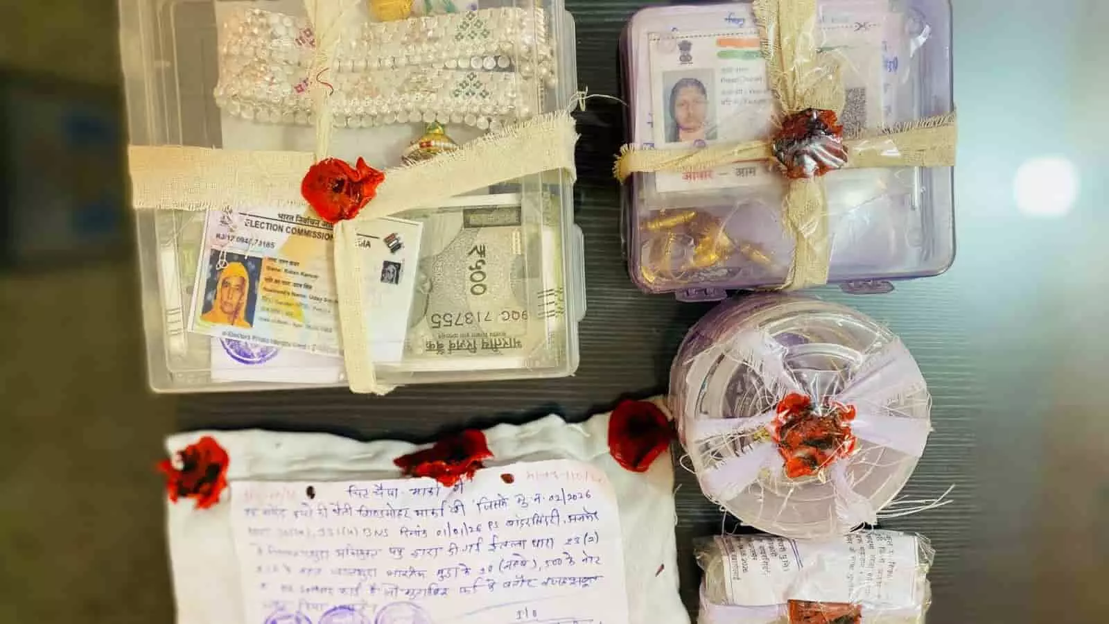 बांदरसिंदरी पुलिस द्वारा बरामद किए गए सोने के आभूषण, नकदी और आधार कार्ड टेबल पर रखे हुए हैं। बांदरसिंदरी पुलिस द्वारा बरामद किए गए सोने के आभूषण, नकदी और आधार कार्ड टेबल पर रखे हुए हैं।