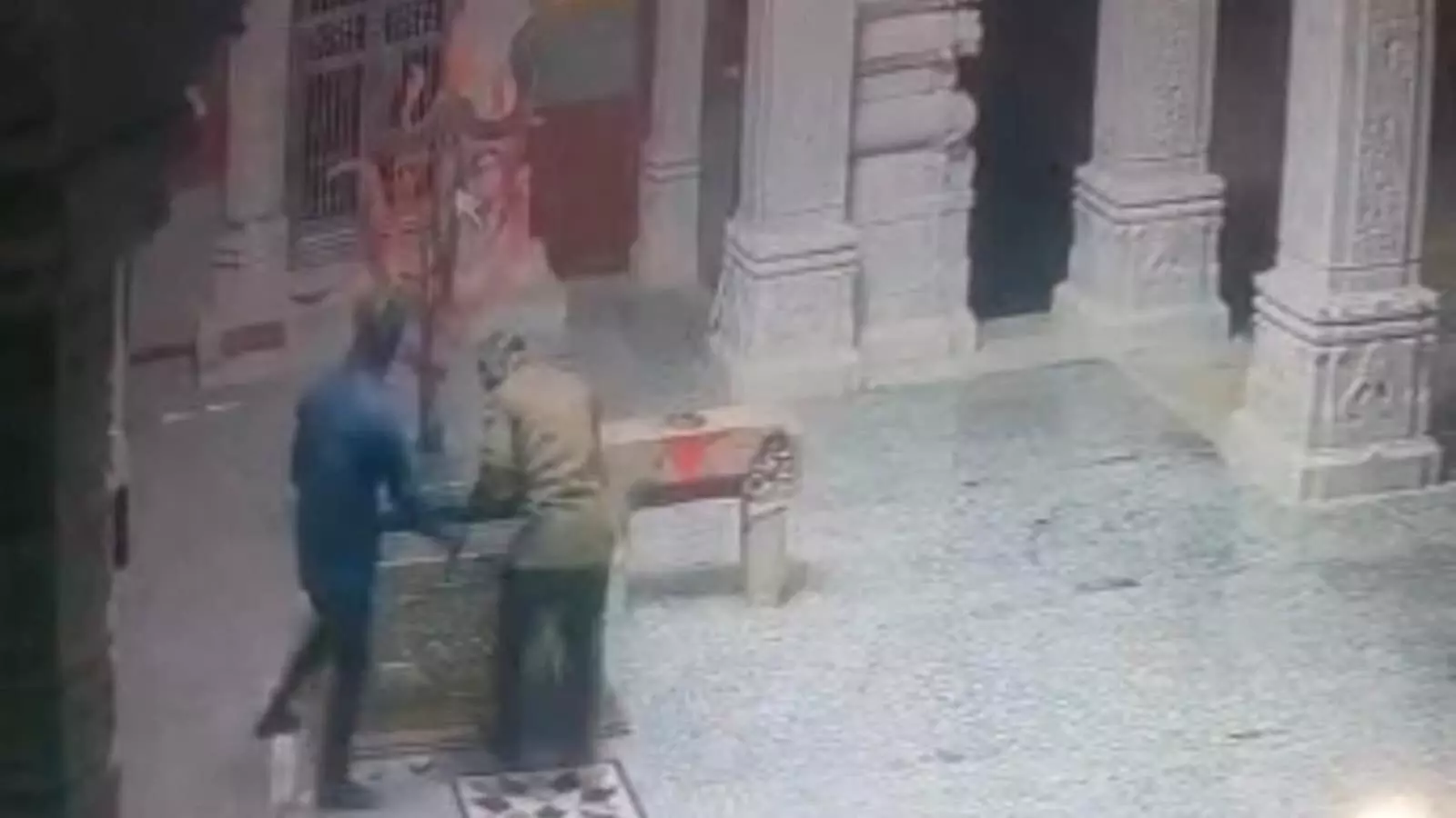 चामुंडा माता मंदिर परिसर के भीतर दानपात्र से नकदी निकालते दो संदिग्ध व्यक्ति और मंदिर का स्तंभ। चामुंडा माता मंदिर परिसर के भीतर दानपात्र से नकदी निकालते दो संदिग्ध व्यक्ति और मंदिर का स्तंभ।