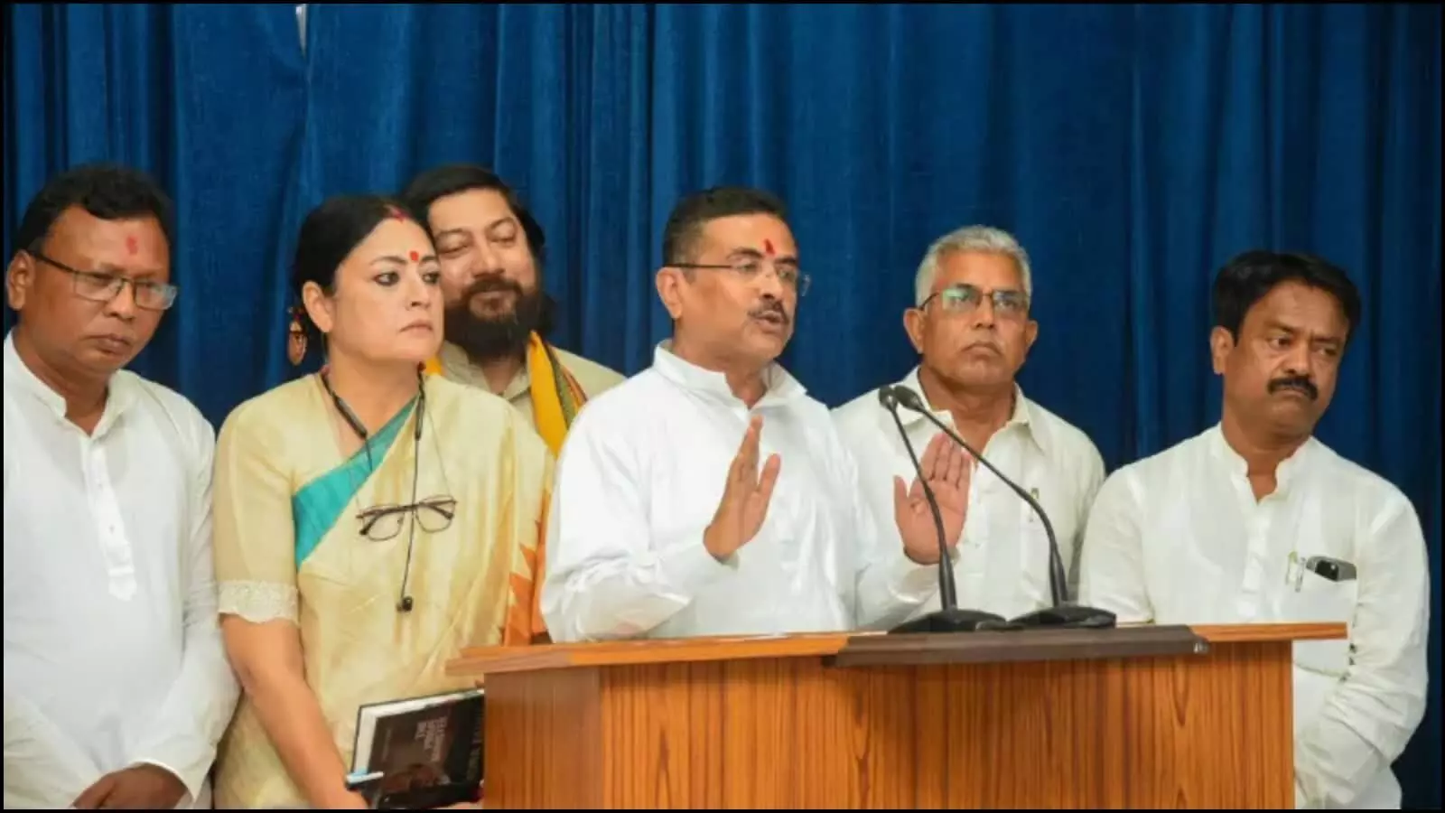 पश्चिम बंगाल के मुख्यमंत्री शुभेंदु अधिकारी और अन्य मंत्री कैबिनेट बैठक के बाद प्रेस ब्रीफिंग करते हुए। पश्चिम बंगाल के मुख्यमंत्री शुभेंदु अधिकारी और अन्य मंत्री कैबिनेट बैठक के बाद प्रेस ब्रीफिंग करते हुए।