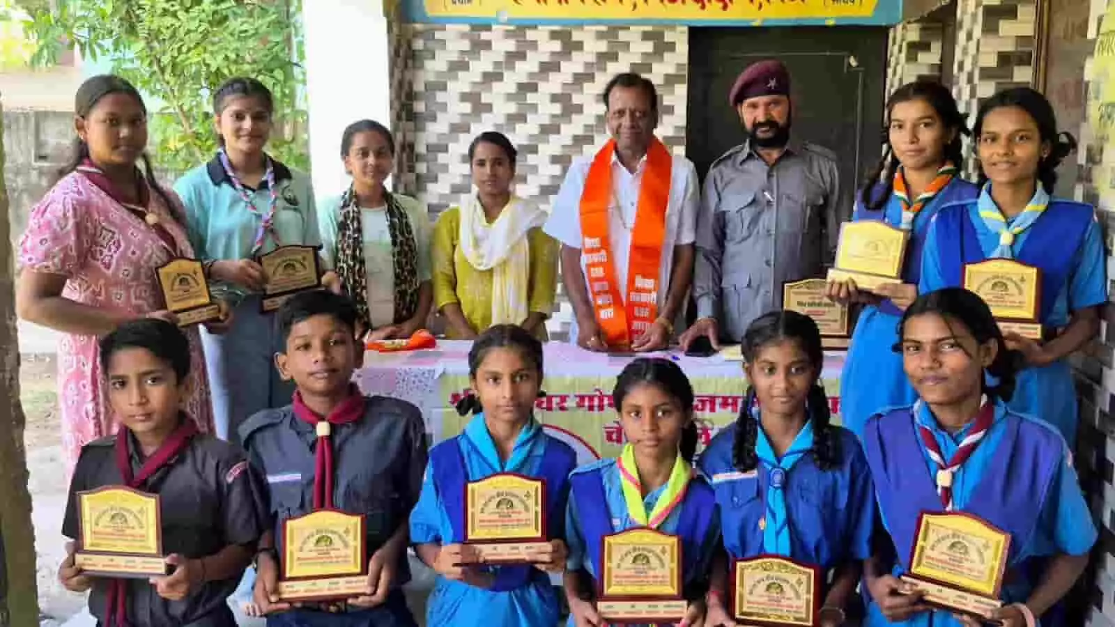 कोटा के केशवपुरा स्कूल में पुरस्कार और प्रशस्ति पत्र हाथ में लिए हुए स्काउट गाइड छात्र और अतिथि। कोटा के केशवपुरा स्कूल में पुरस्कार और प्रशस्ति पत्र हाथ में लिए हुए स्काउट गाइड छात्र और अतिथि।
