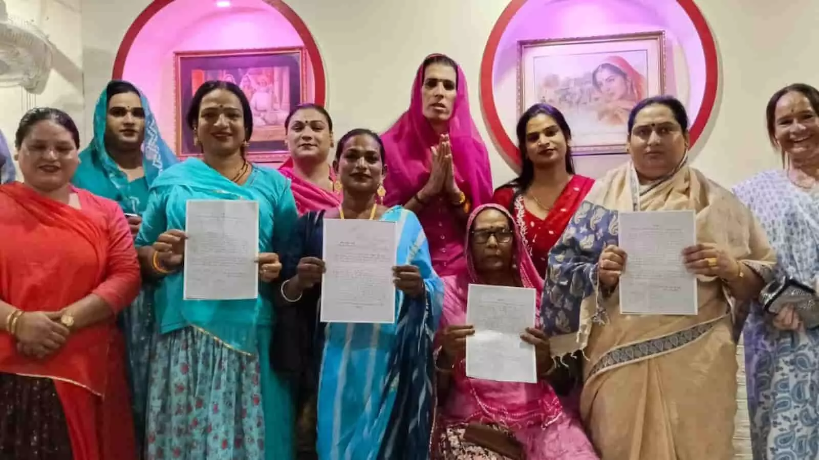 कोटा में प्रेस वार्ता के दौरान दस्तावेजों के साथ विरोध प्रदर्शन करते किन्नर समाज के सदस्य। कोटा में प्रेस वार्ता के दौरान दस्तावेजों के साथ विरोध प्रदर्शन करते किन्नर समाज के सदस्य।