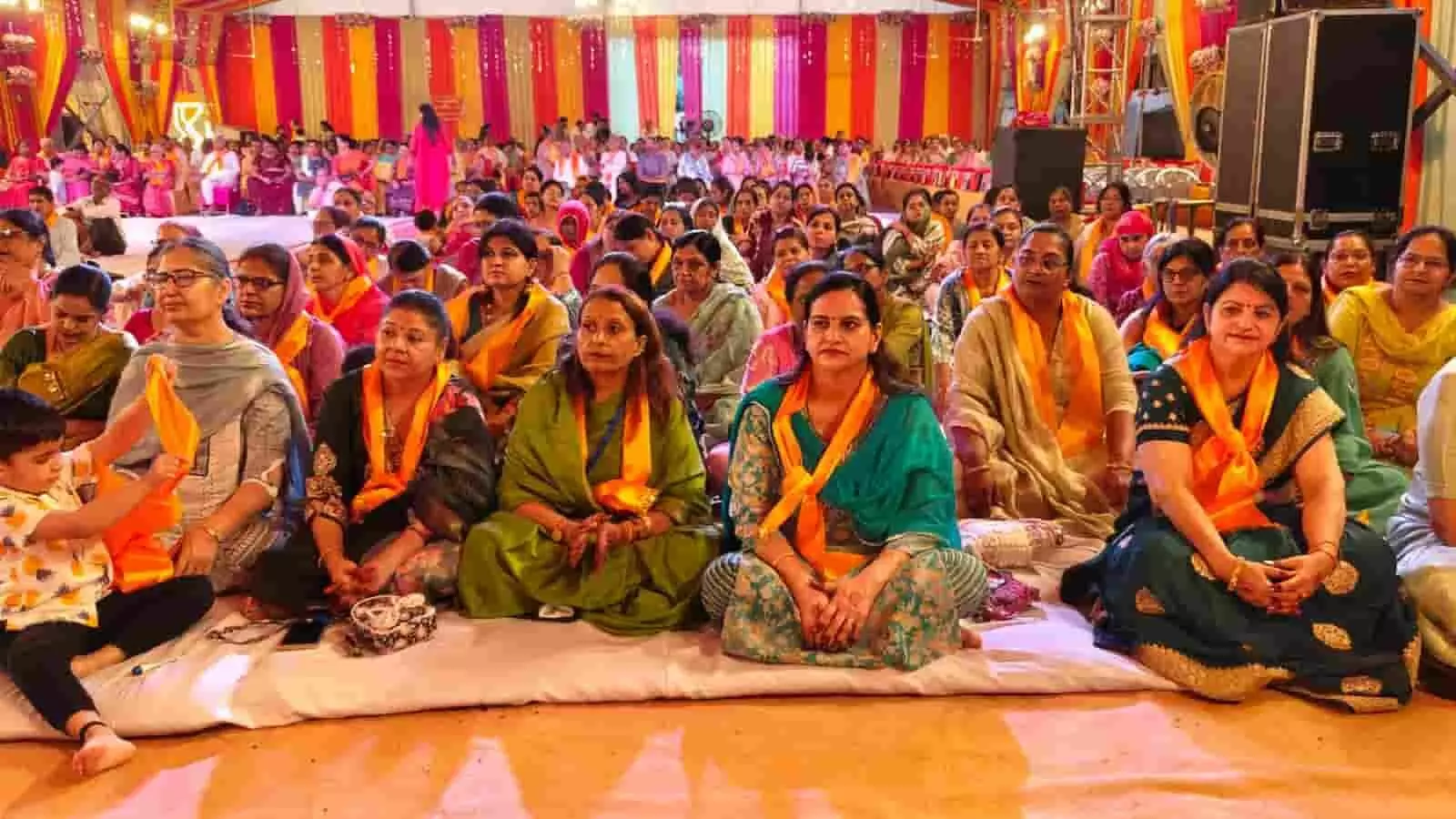 जयपुर के भाटिया भवन पंडाल में जमीन पर बैठीं पारंपरिक परिधान और दुपट्टा पहने महिला श्रद्धालु। जयपुर के भाटिया भवन पंडाल में जमीन पर बैठीं पारंपरिक परिधान और दुपट्टा पहने महिला श्रद्धालु।