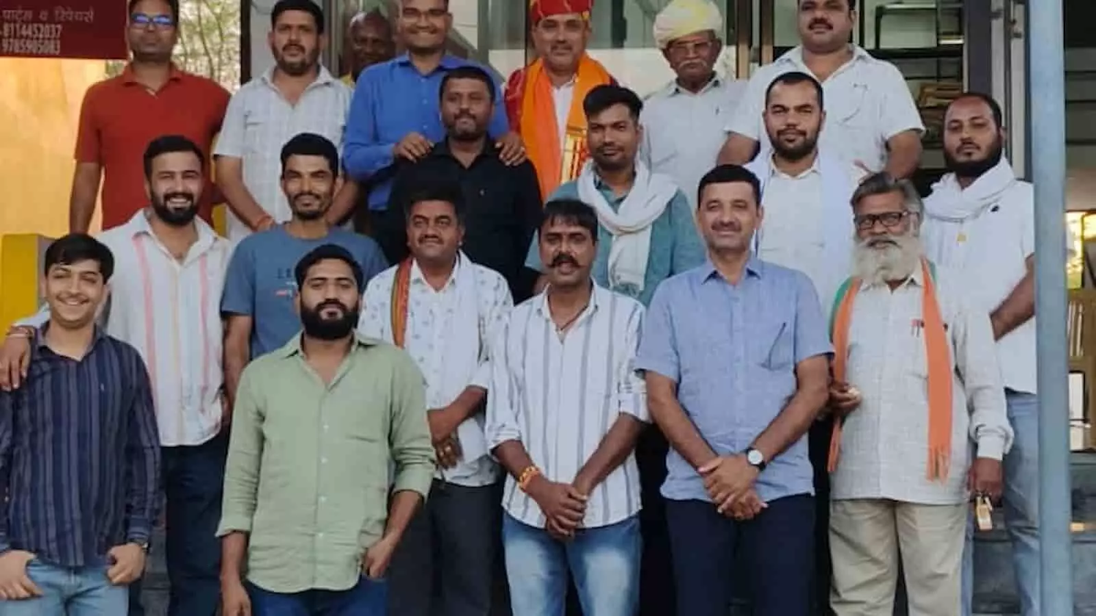 मावली भाजपा कार्यालय में कार्यकर्ताओं के साथ जन्मदिन मनाते मंडल अध्यक्ष कैलाश गाडरी की सामूहिक तस्वीर। मावली भाजपा कार्यालय में कार्यकर्ताओं के साथ जन्मदिन मनाते मंडल अध्यक्ष कैलाश गाडरी की सामूहिक तस्वीर।