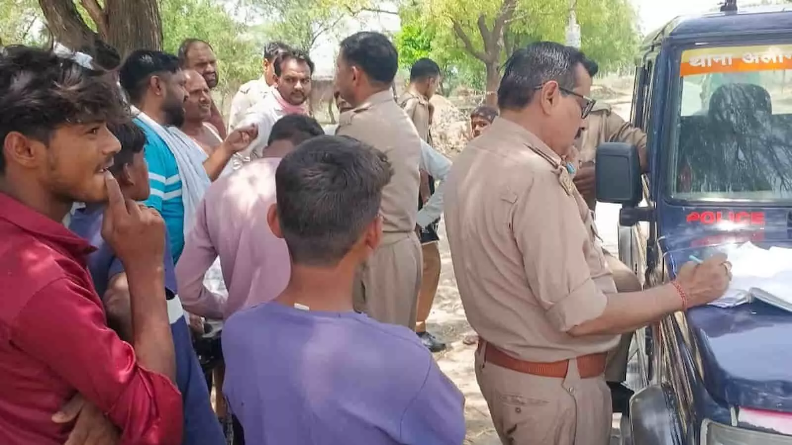 एटा के अलीगंज में लूट की घटना के बाद पुलिस अधिकारी और स्थानीय लोग जांच के दौरान खड़े हुए। एटा के अलीगंज में लूट की घटना के बाद पुलिस अधिकारी और स्थानीय लोग जांच के दौरान खड़े हुए।