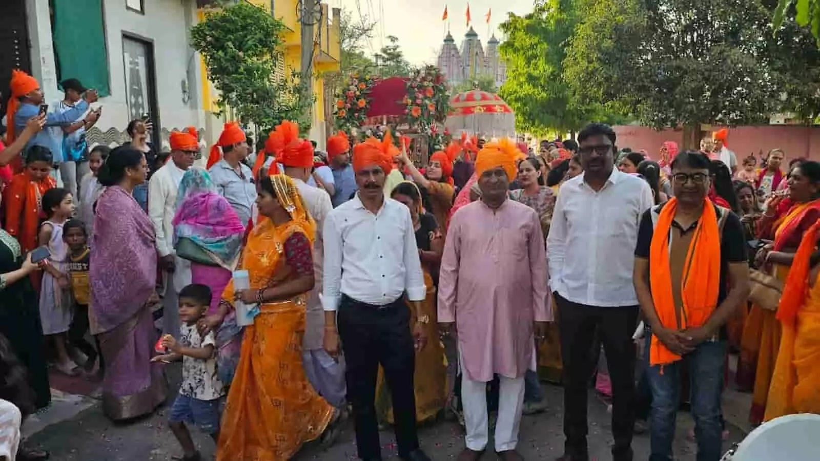 आजाद नगर में श्री साईं मंदिर वार्षिकोत्सव की शोभायात्रा में केसरिया साफा पहने पुरुष और श्रद्धालु। आजाद नगर में श्री साईं मंदिर वार्षिकोत्सव की शोभायात्रा में केसरिया साफा पहने पुरुष और श्रद्धालु।