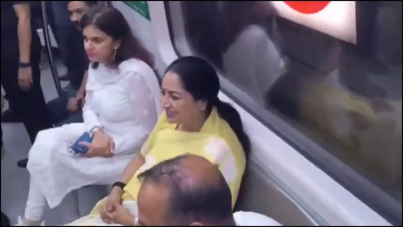 दिल्ली मेट्रो के कोच में बैठीं मुख्यमंत्री रेखा गुप्ता और अन्य यात्री। दिल्ली मेट्रो के कोच में बैठीं मुख्यमंत्री रेखा गुप्ता और अन्य यात्री।