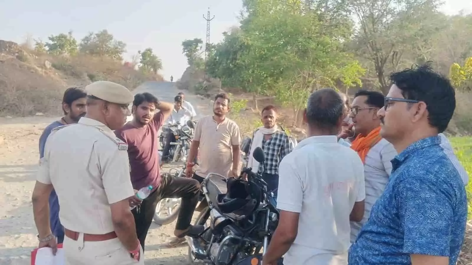 कूण थाना क्षेत्र में सड़क किनारे स्थानीय ग्रामीणों से पूछताछ और जांच करते हुए पुलिस अधिकारी।