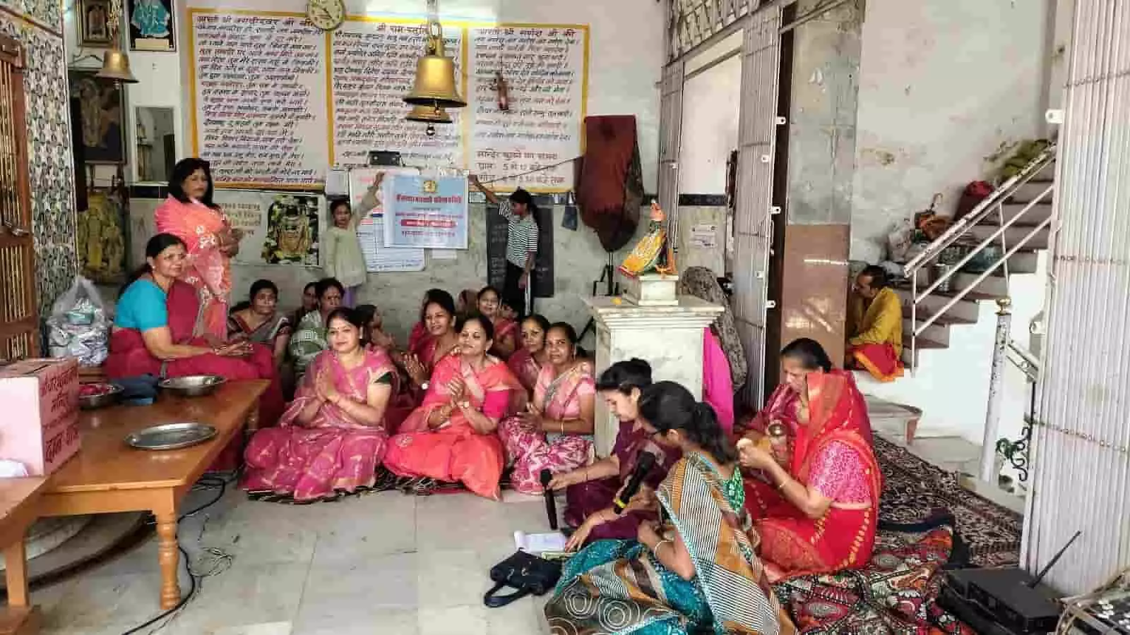 भीलवाड़ा के चारभुजा मंदिर में पुरुषोत्तम मास पर भजन गाती और दीप प्रज्वलित करती मारवाड़ी महिला समिति की सदस्य। भीलवाड़ा के चारभुजा मंदिर में पुरुषोत्तम मास पर भजन गाती और दीप प्रज्वलित करती मारवाड़ी महिला समिति की सदस्य।