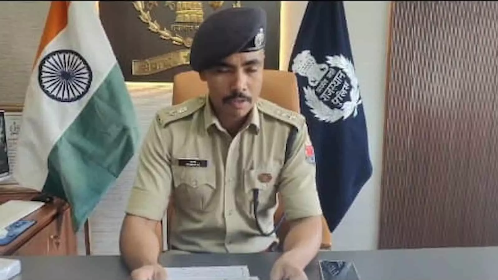 डीग पुलिस कार्यालय में प्रेस वार्ता के दौरान टेबल पर बैठे राजस्थान पुलिस के अधिकारी। डीग पुलिस कार्यालय में प्रेस वार्ता के दौरान टेबल पर बैठे राजस्थान पुलिस के अधिकारी।