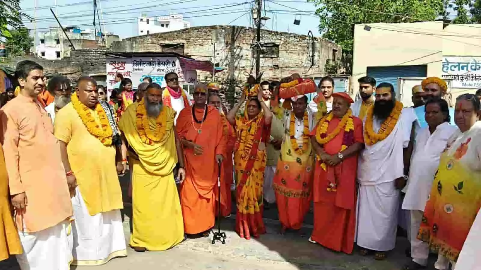 भीलवाड़ा में पुरुषोत्तम माह महोत्सव की कलश यात्रा के दौरान सड़क पर चलते साधु-संत और श्रद्धालु। भीलवाड़ा में पुरुषोत्तम माह महोत्सव की कलश यात्रा के दौरान सड़क पर चलते साधु-संत और श्रद्धालु।