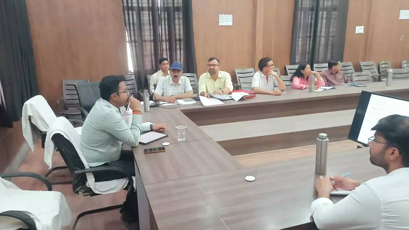 डीग के पंचायत समिति सभागार में जिला कलेक्टर मयंक मनीष की अध्यक्षता में अधिकारियों के साथ बैठक का दृश्य। डीग के पंचायत समिति सभागार में जिला कलेक्टर मयंक मनीष की अध्यक्षता में अधिकारियों के साथ बैठक का दृश्य।