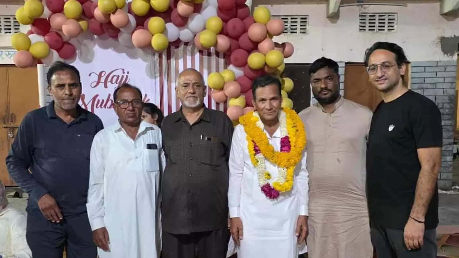 भीलवाड़ा के जमात खाने में पूर्व विधायक और अतिथियों के साथ खड़े हज यात्री ज़िक्रुद्दीन रंगरेज। भीलवाड़ा के जमात खाने में पूर्व विधायक और अतिथियों के साथ खड़े हज यात्री ज़िक्रुद्दीन रंगरेज।