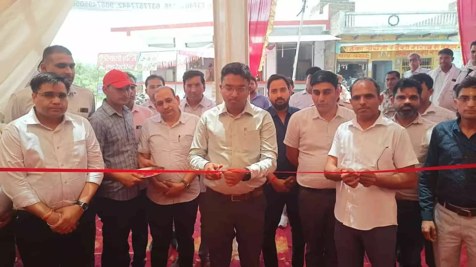 डीग में जिला कलेक्टर मयंक मनीष अधिकारियों की मौजूदगी में फीता काटकर प्रशासन सहायता केंद्र का उद्घाटन करते हुए। डीग में जिला कलेक्टर मयंक मनीष अधिकारियों की मौजूदगी में फीता काटकर प्रशासन सहायता केंद्र का उद्घाटन करते हुए।