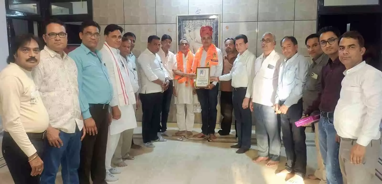 गंगापुर सिटी में विप्र फाउंडेशन पदाधिकारी नवनियुक्त आरएएस अधिकारी राकेश उपाध्याय को स्मृति चिन्ह देकर सम्मानित करते हुए। गंगापुर सिटी में विप्र फाउंडेशन पदाधिकारी नवनियुक्त आरएएस अधिकारी राकेश उपाध्याय को स्मृति चिन्ह देकर सम्मानित करते हुए।