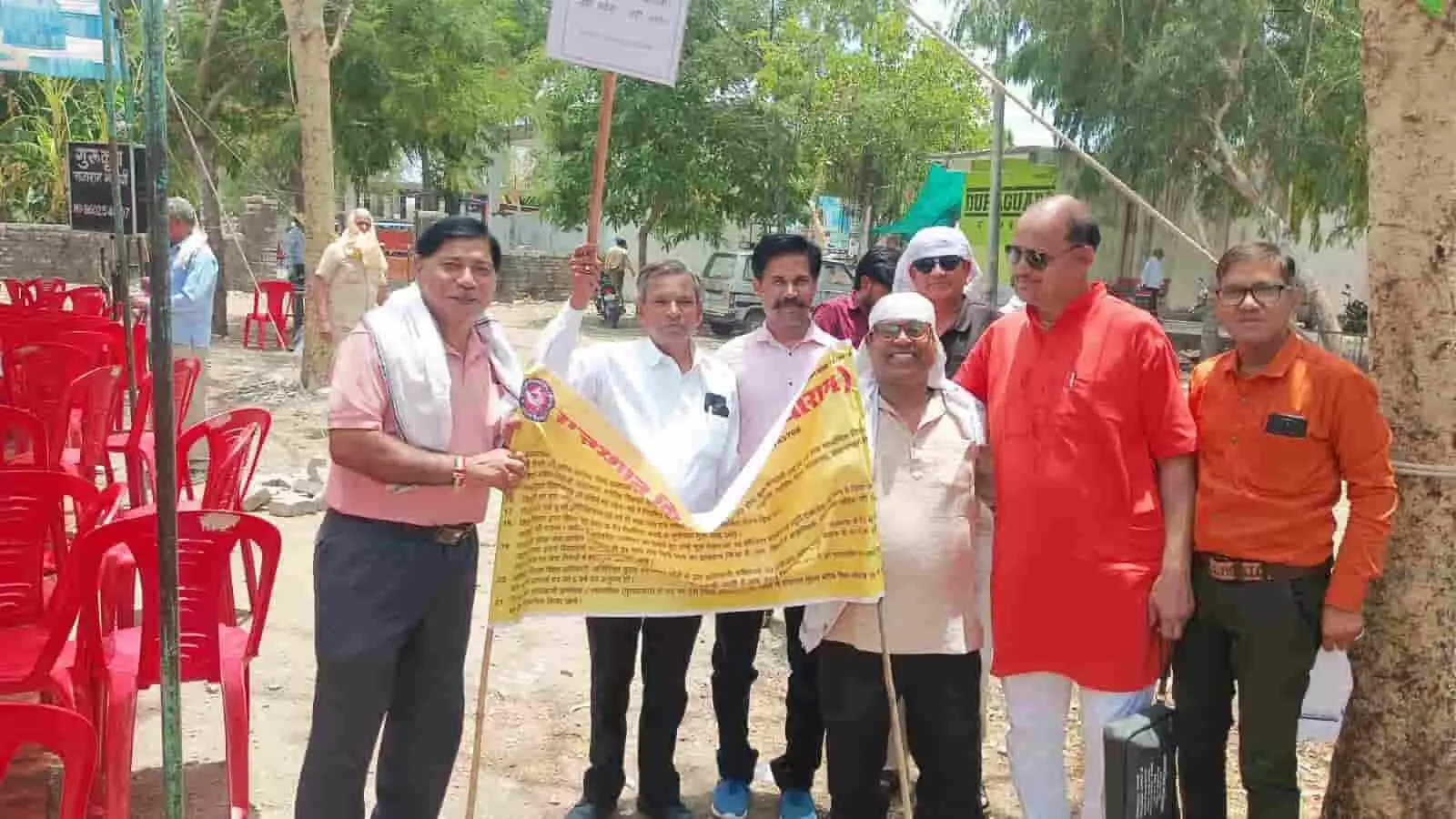 रामगंजमंडी में बैनर लेकर विरोध प्रदर्शन करते राजस्थान शिक्षक संघ के सदस्य और शिक्षक। रामगंजमंडी में बैनर लेकर विरोध प्रदर्शन करते राजस्थान शिक्षक संघ के सदस्य और शिक्षक।