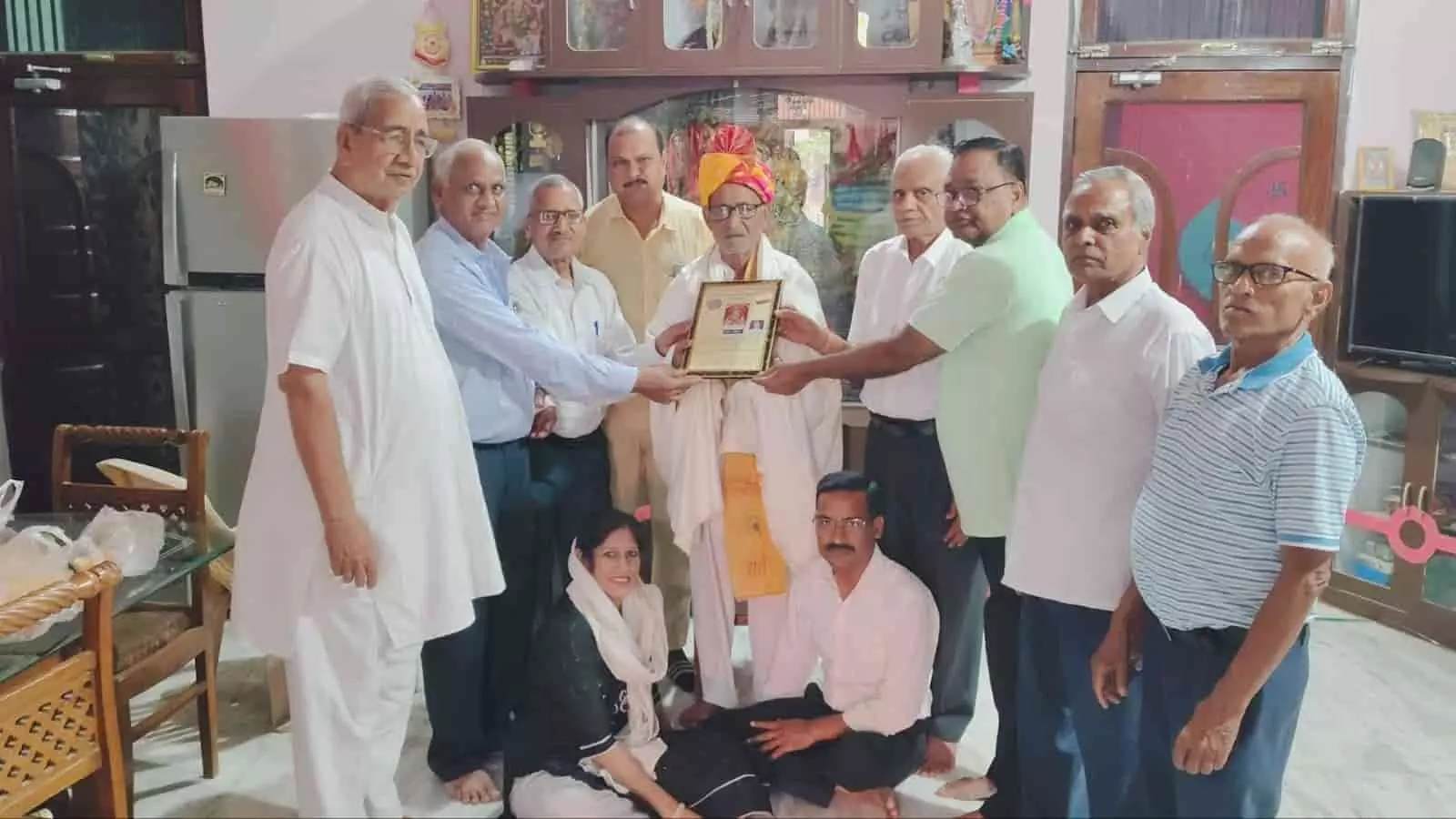 भरतपुर में आयोजित सम्मान समारोह के दौरान मंच पर वरिष्ठ नागरिक कपूरचंद मित्तल को सम्मानित करते समाज के पदाधिकारी। भरतपुर में आयोजित सम्मान समारोह के दौरान मंच पर वरिष्ठ नागरिक कपूरचंद मित्तल को सम्मानित करते समाज के पदाधिकारी।