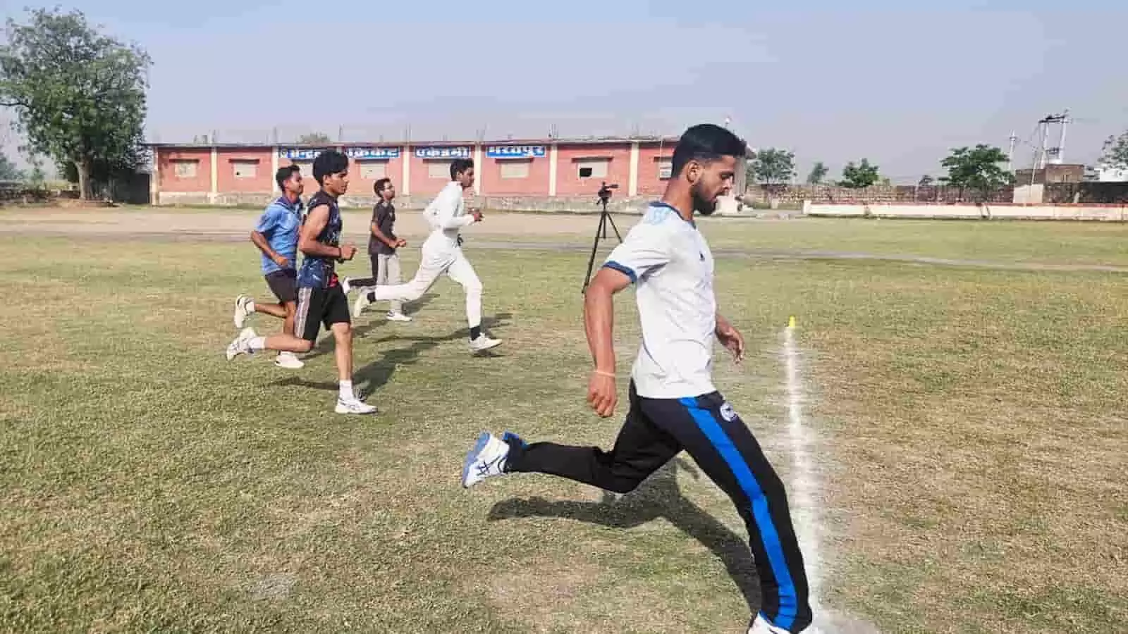 भरतपुर के खेल मैदान पर कॉल्विन शील्ड टीम चयन के लिए यो-यो फिटनेस टेस्ट के दौरान दौड़ लगाते हुए क्रिकेट खिलाड़ी। भरतपुर के खेल मैदान पर कॉल्विन शील्ड टीम चयन के लिए यो-यो फिटनेस टेस्ट के दौरान दौड़ लगाते हुए क्रिकेट खिलाड़ी।