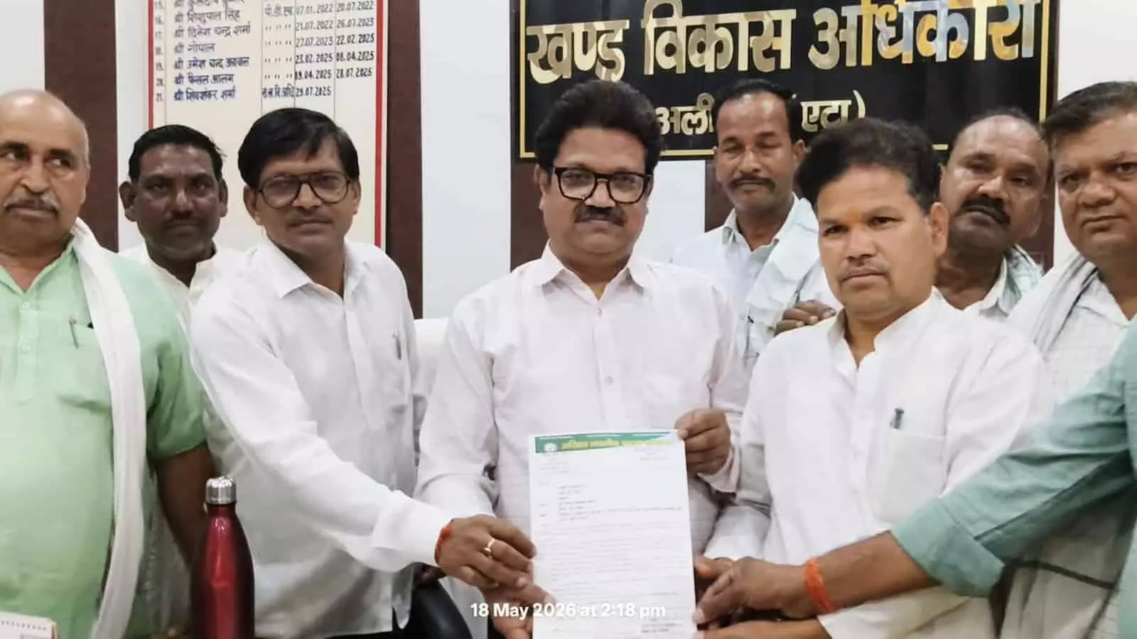 अलीगंज विकासखंड कार्यालय में ग्राम प्रधानों द्वारा खंड विकास अधिकारी को मांग पत्र सौंपने का दृश्य। अलीगंज विकासखंड कार्यालय में ग्राम प्रधानों द्वारा खंड विकास अधिकारी को मांग पत्र सौंपने का दृश्य।