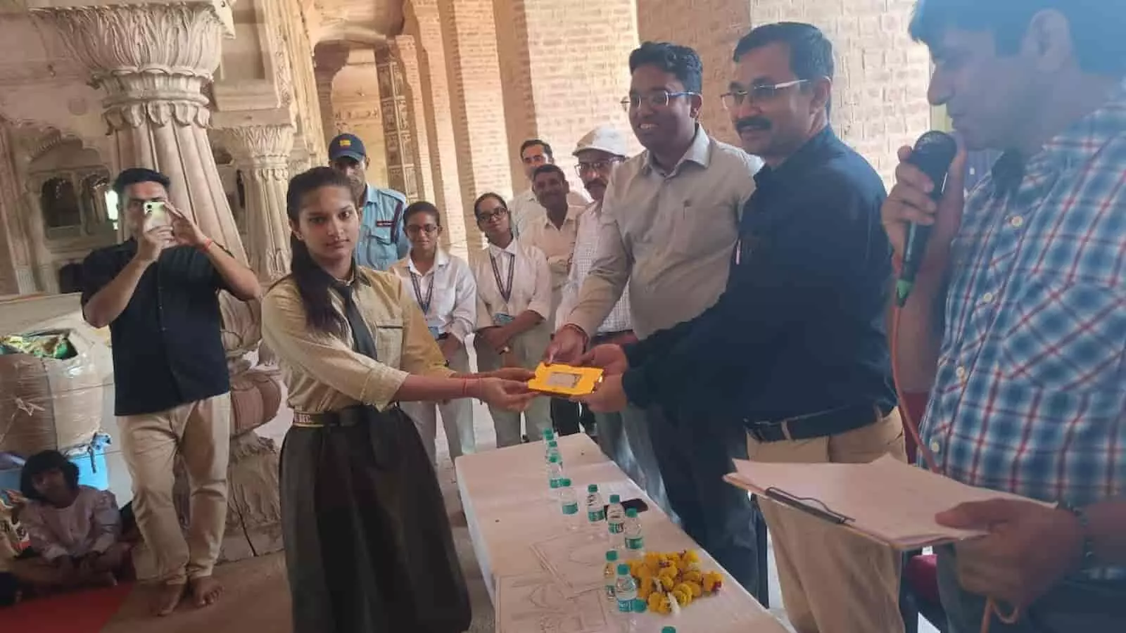डीग जल महल संग्रहालय में जिला कलेक्टर मयंक मनीष छात्रा को पुरस्कार सौंपते हुए। डीग जल महल संग्रहालय में जिला कलेक्टर मयंक मनीष छात्रा को पुरस्कार सौंपते हुए।