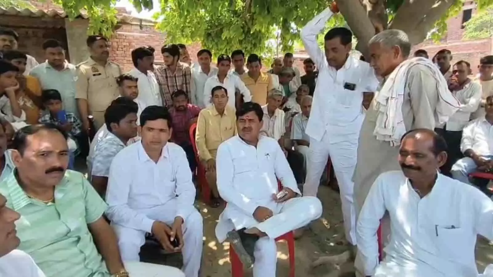 सुक्तिखेड़ा एटा में सीसी सड़क उद्घाटन कार्यक्रम के दौरान बैठे जुगेन्द्र सिंह यादव और स्थानीय ग्रामीण। सुक्तिखेड़ा एटा में सीसी सड़क उद्घाटन कार्यक्रम के दौरान बैठे जुगेन्द्र सिंह यादव और स्थानीय ग्रामीण।