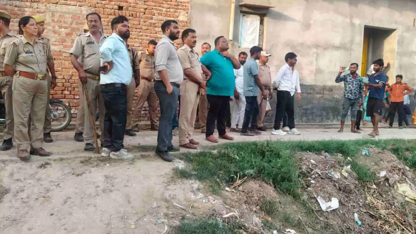 एटा के गोपालपुर बिखरो में पुलिस और प्रशासनिक अधिकारियों की मौजूदगी में सरकारी भूमि से अवैध अतिक्रमण हटाने की कार्रवाई। एटा के गोपालपुर बिखरो में पुलिस और प्रशासनिक अधिकारियों की मौजूदगी में सरकारी भूमि से अवैध अतिक्रमण हटाने की कार्रवाई।