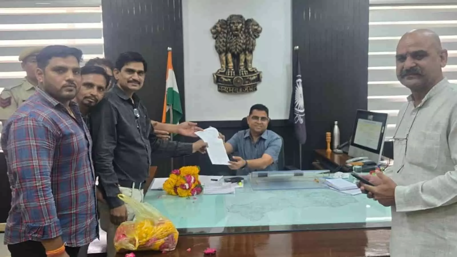 बारां जिला कलेक्टर बालमुकुंद असावा को ऑनलाइन फार्मेसी के विरोध में ज्ञापन सौंपते रिटेल केमिस्ट समिति के पदाधिकारी। बारां जिला कलेक्टर बालमुकुंद असावा को ऑनलाइन फार्मेसी के विरोध में ज्ञापन सौंपते रिटेल केमिस्ट समिति के पदाधिकारी।